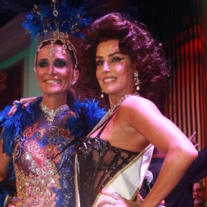 Deborah Secco foi a rainha do baile de gala do hotel Copacabana Palace
