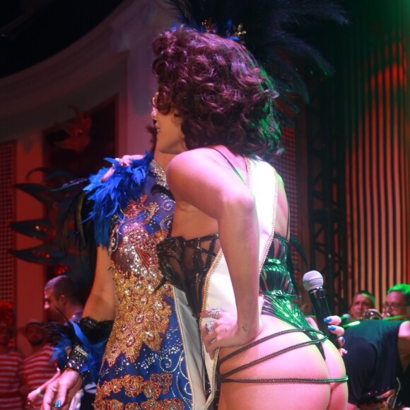 Deborah Secco encarnou a diva Sophia Loren no baile de gala do hotel Copacabana Palace, na noite deste sábado, 2 de março de 2019