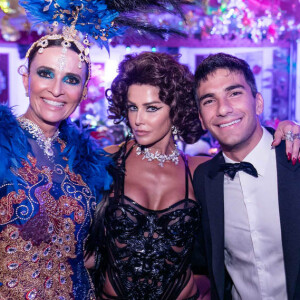 Deborah Secco teve a companhia do marido, Hugo Moura, no baile de carnaval do Copacabana Palace