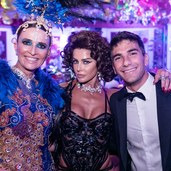 Deborah Secco teve a companhia do marido, Hugo Moura, no baile de carnaval do Copacabana Palace