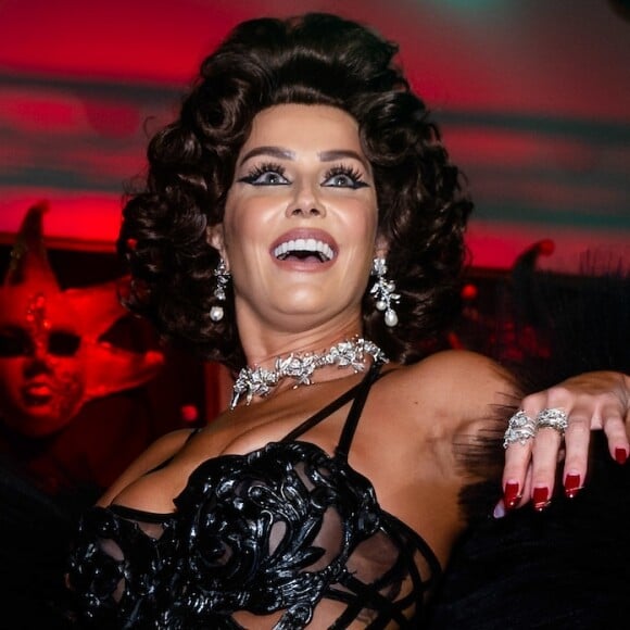 Deborah Secco brilhou no baile de carnaval do Copacabana Palace