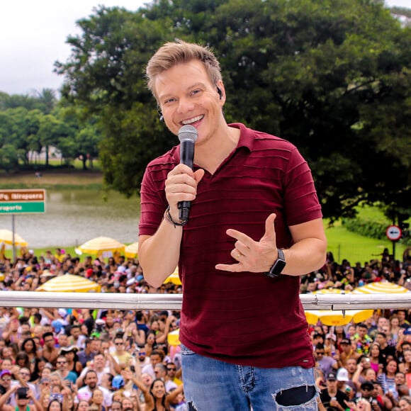 Michel Teló comandou o bloco Bem Sertanejo no parque do Ibirapuera, em São Paulo