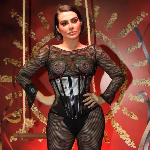 Cleo, embaixadora do Camarote Itaipava, elege look ousado para noite na Sapucaí