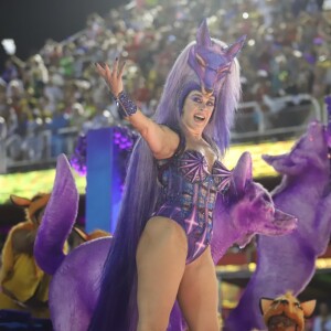 Claudia Raia exibiu o corpo em forma em desfile de Carnaval