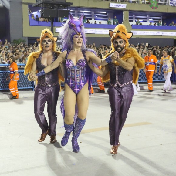 Claudia Raia fez coreografia ao lado do marido, Jarbas Homem de Melo, em desfile de Carnaval