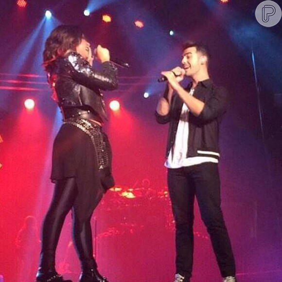 Demi Lovato faz show em Los Angeles, nos Estados Unidos, com a participação do ex-namorado, Joe Jonas (27 de setembro de 2014)