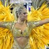 'Este ano estou muito chique e bonita', disse Ellen Rocche sobre sua fantasia usada no Carnaval 2019, durante o desfile da Rosas de Ouro.