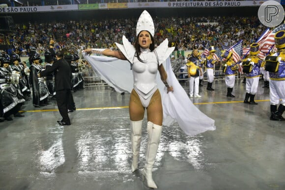 Lívia Andrade desfilou pela Império de Casa Verde e apostou em body branco com cava generosa para o Carnaval 2019. 