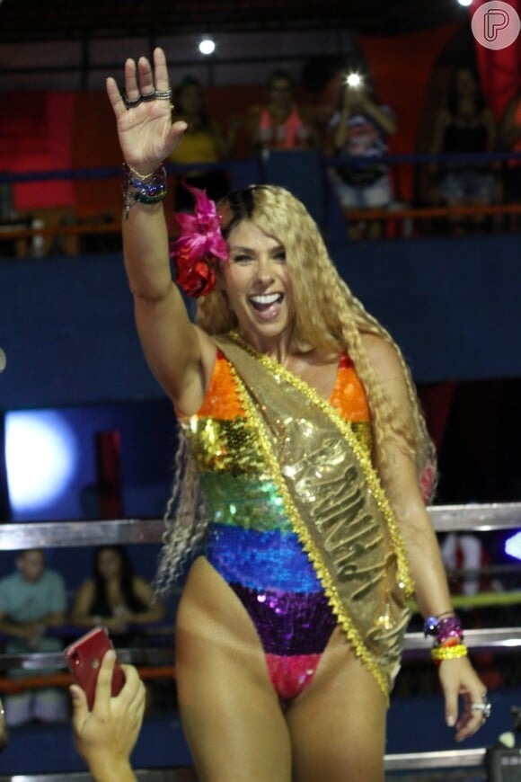Adriane Galisteu se inspirou em Anitta, no clipe 'Bola Rebola' e escolheu body de paetê colorido para sua fantasia do Carnaval 2019.