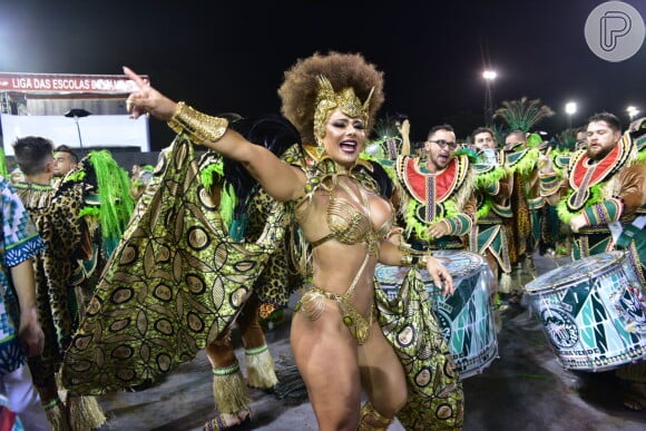Já em São Paulo, Viviane Araujo representou a princesa africana na Mancha Verde. E lá estava ela, a cava poderosa na fantasia neste Carnaval 2019