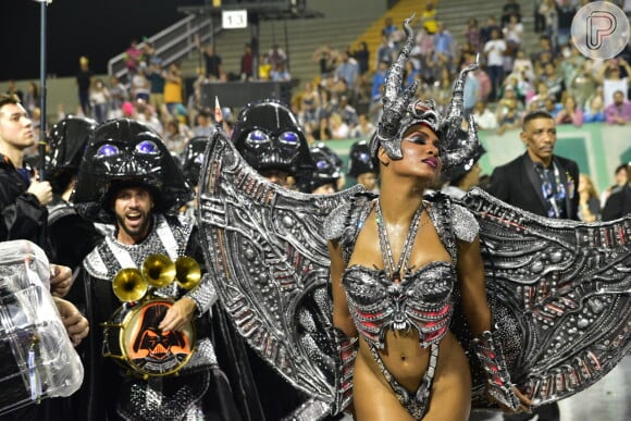 Valeska Reis, madrinha de bateria da Império de Casa Verde, apostou em um body cavado para se fantasiar de guardiã de Darth Vader no Carnaval 2019. 