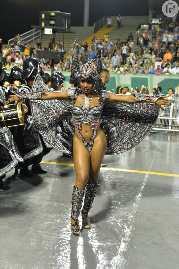Valeska Reis usou uma fantasia em tons escuros, com asas e muitos recortes além da cava para o desfile da Império de Casa Verde no Carnaval 2019. 
