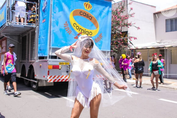 Maiô cavado e discreto? Rolou! Fernanda Paes usou body com uma cava coberta de franjas, inspirada em Madonna para curtir bloco em São Paulo, no Carnaval 2019