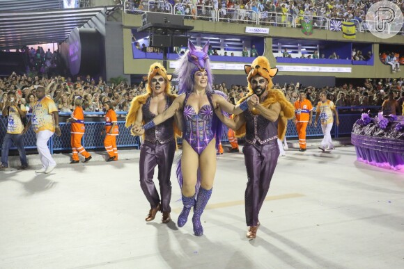 Claudia Raia fez até coreografia no desfile da Beija-Flor durante o Carnaval 2019 e exibiu excelente forma com o body cavado roxo.