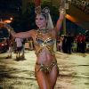 Julianne Trevisol escolheu cava comportada para desfilar pela Grande Rio neste domingo, no Carnaval 2019.