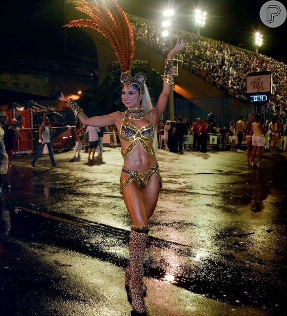 Julianne Trevisol escolheu cava comportada para desfilar pela Grande Rio neste domingo, no Carnaval 2019.