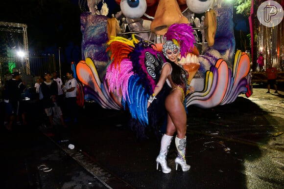 Fernanda Lacerda, a mendigata exibiu toda boa forma e o bronzeado com a cava de seu body durante o desfile da Gaviões da Fiel no Carnaval 2019.