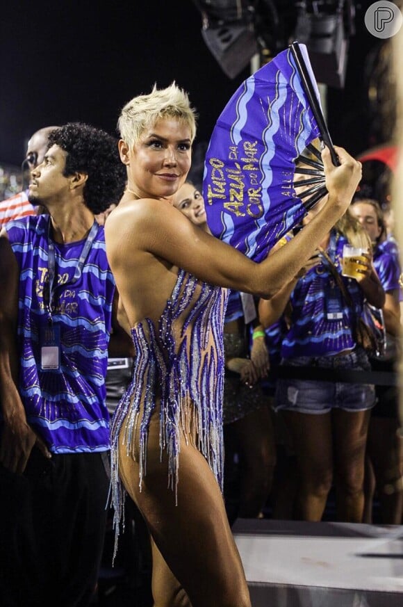 Deborah Secco escolheu look com uma leve transparência e muito brilho para ser musa do Camarote Allegria no Carnaval 2019.