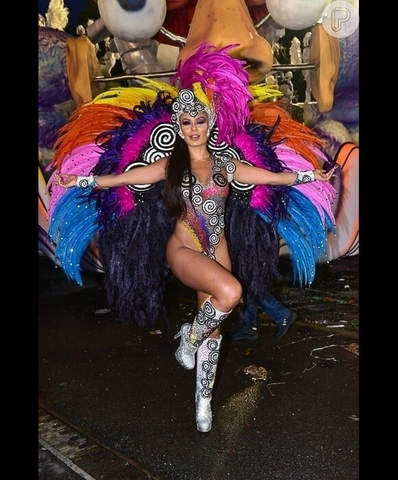 Fernanda Lacerda, a Mendigata, exibiu toda boa forma e o bronzeado em maiô supercavado durante o desfile da Gaviões da Fiel no Carnaval 2019