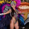 Flavia Lacerda, a mendigata, usou fantasia bem colorida durante o desfile da Gaviões da Fiel e também apostou em body cavado para o Carnaval 2019.