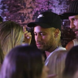 Também em Salvador, Neymar foi clicado em clima de romance com uma loira