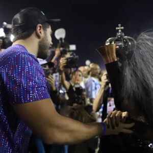 Pais de Zoe, Sabrina Sato e Duda foram clicados durante selinho na Sapucaí