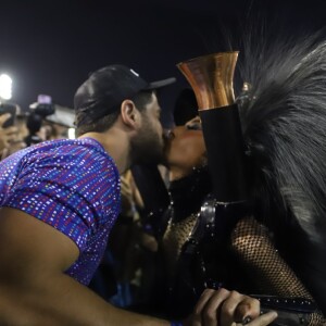 Sabrina Sato e Duda Nagle protagonizaram momento romântico na Sapucaí durante desfile