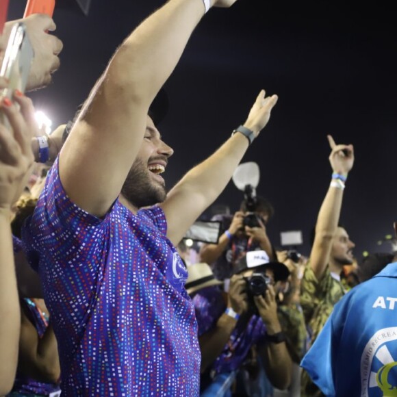 Duda Nagle agita torcida pela Unidos de Vila Isabel, escola de Sabrina Sato, na Sapucaí
