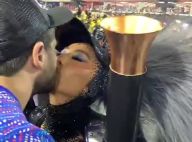 Momento romance! Sabrina Sato dá selinho em Duda Nagle durante desfile. Vídeo!