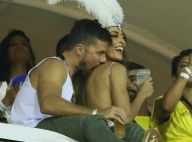 Juliana Paes ganha carinhos e mordidinhas do marido em camarote na Sapucaí