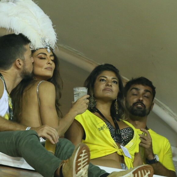 Juliana Paes ganha beijos e mordidinhas do marido ao curtir camarote na Sapucaí, na noite desta segunda-feira, 04 de março de 2019