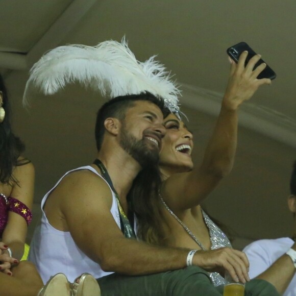 Juliana Paes ganha beijos e mordidinhas do marido ao curtir camarote na Sapucaí, na noite desta segunda-feira, 04 de março de 2019