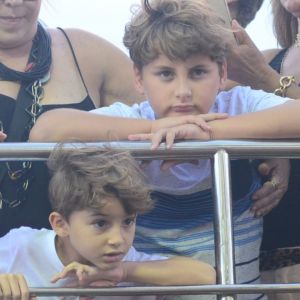 Claudia Leitte foi prestigiada pelos filhos, Davi e Rafael, no bloco 'Largadinho'