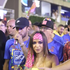 Segundo um site, uma pessoa flagrou Anitta e Neymar trocando beijos em Camarote na Sapucaí.