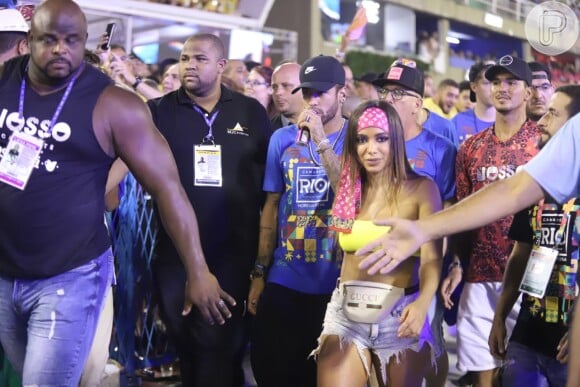 Segundo um site, uma pessoa flagrou Anitta e Neymar trocando beijos em Camarote na Sapucaí.