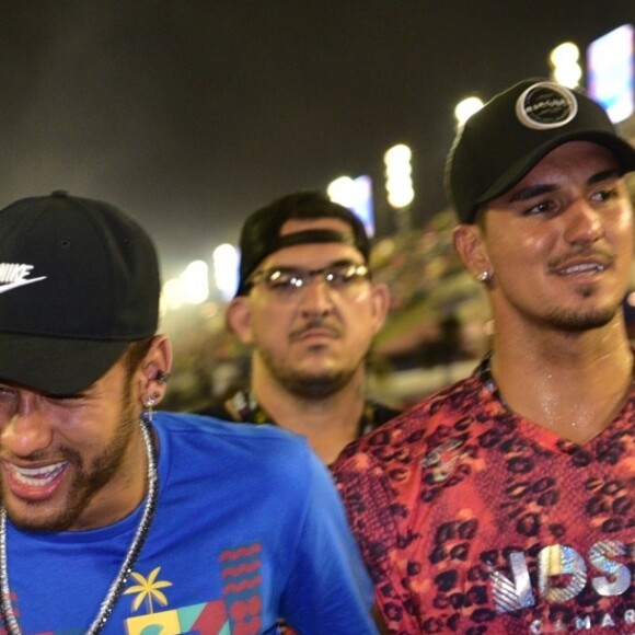 Anitta e Neymar estavam acompanhados de Gabriel Medina e David Brazil.