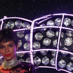 Bruna Marquezine e o ex-, Neymar, ficam em mesmo camarote para assistir os desfiles de Carnaval na Sapucaí.