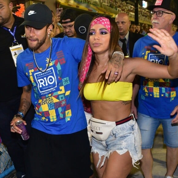 Anitta rebateu fã após vídeo de beijo dela e Neymar ser divulgado: 'Beijar na boca eu beijo por estar a fim mesmo'