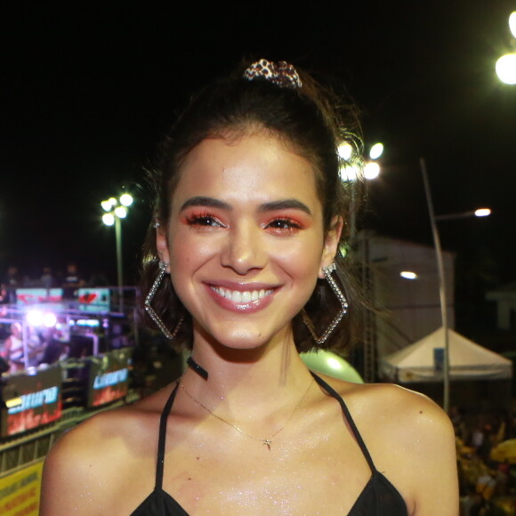 Bruna Marquezine começou curtindo o carnaval  em Salvador no bloco de Anitta