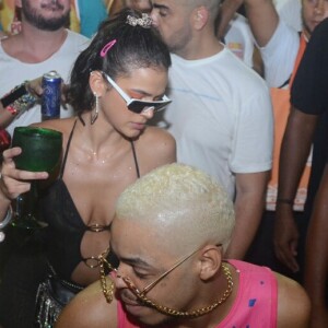 Bruna Marquezine requebrou no asfalto, cercada de seguranças, ao deixar trio elétrico de Anitta