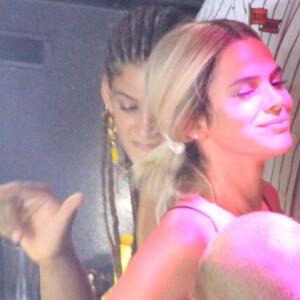 Bruna Marquezine dançou para valer no tradicional Camarote 2222