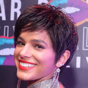 Bruna Marquezine usou uma peruca de corte joãozinho para brilhar como musa do 'Nosso Camarote'