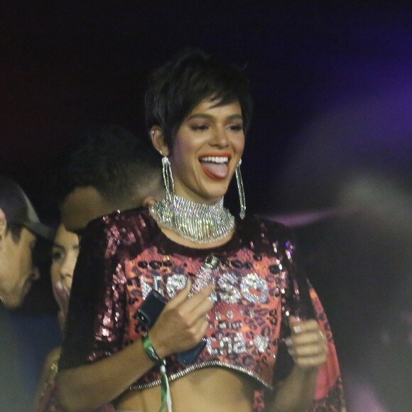 Bruna Marquezine conferiu de camarote o desfile das escolas de samba do Grupo Especial