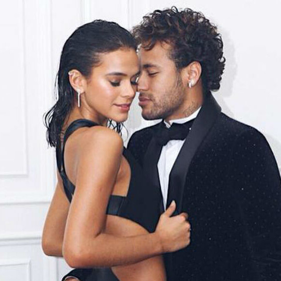 Na internet os fãs estipularam que a música postada por Neymar foi uma indireta para a ex, Bruna Marquezine.