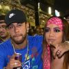 Neymar e Anitta se beijaram em camarote durante segundo dia de desfiles de Carnaval.