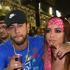 Neymar e Anitta se beijaram em camarote durante segundo dia de desfiles de Carnaval.