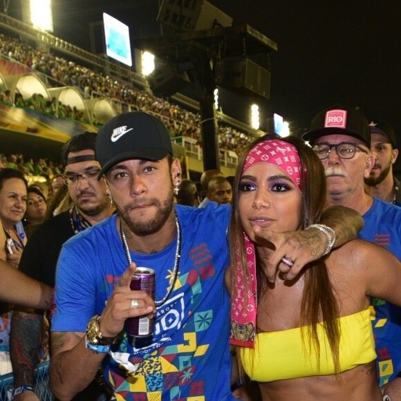 Neymar e Anitta se beijaram em camarote durante segundo dia de desfiles de Carnaval.