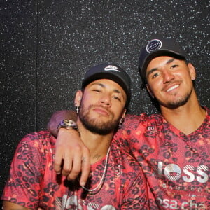 Neymar e o surfista Gabriel Medina marcaram presença no camarote em que Bruna Marquezine era musa.