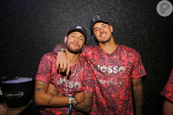 Neymar e o surfista Gabriel Medina marcaram presença no camarote em que Bruna Marquezine era musa.