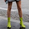 A bota fluo apareceu combinado com sobretudo no street style da Semana de Moda de Paris
